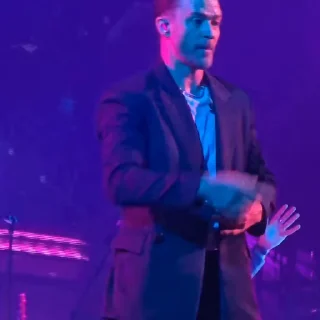 🕺