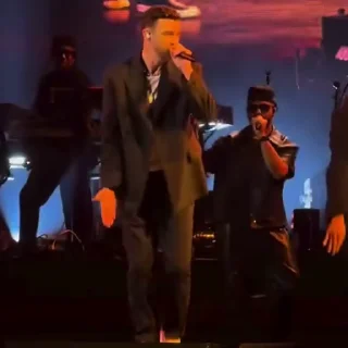 🕺