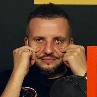 😣