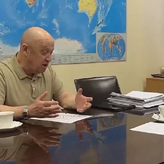 😠