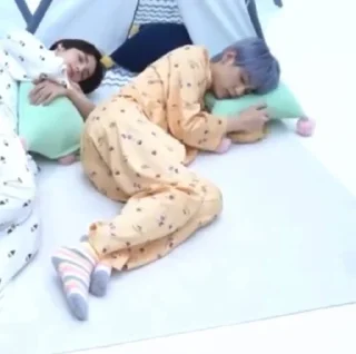 😴