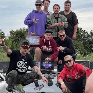 🥳