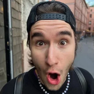 😨