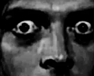 😨