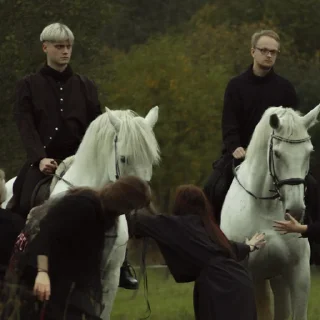 🏇