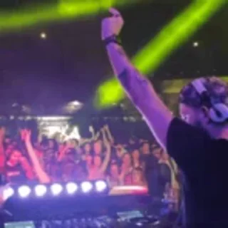 🕺