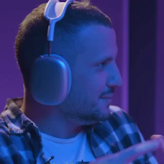 😨
