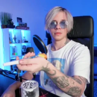 😐