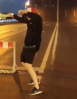 🕺