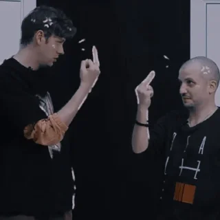 😠