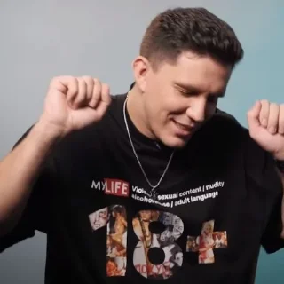 🕺