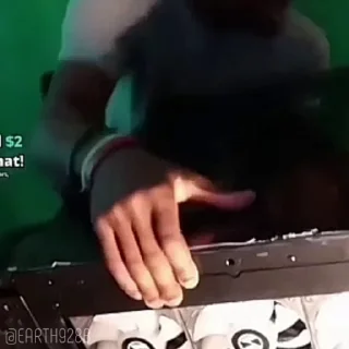 😈