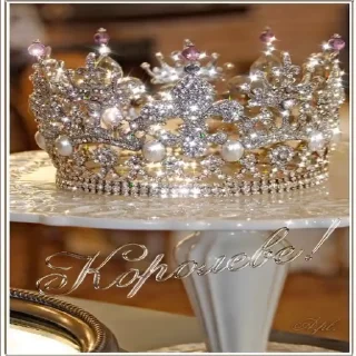 👑