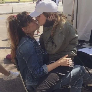 👩‍❤️‍💋‍👩