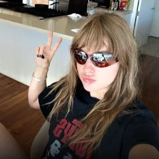 😈
