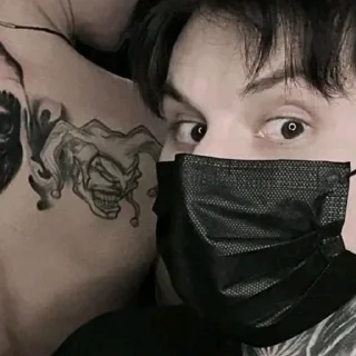 😷