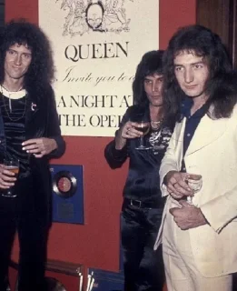 👑