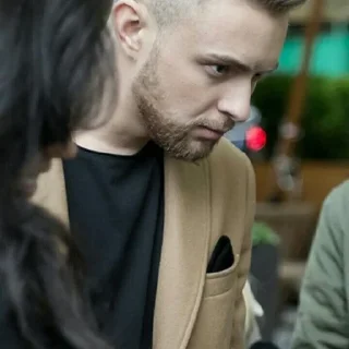 😠