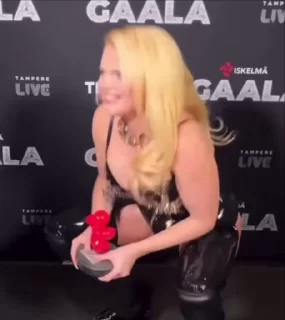 😜