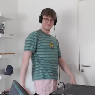 🕺