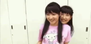 👭