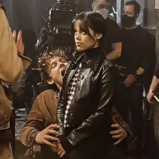 😳