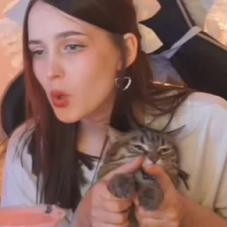 😠