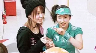 👭