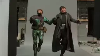 👬