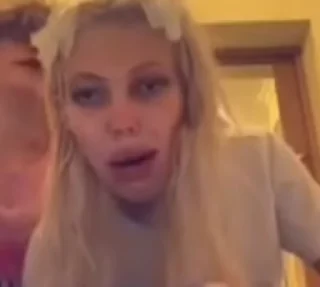 👽