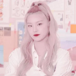 ⋆ hwang yeji ⋆ @pradaskirts
