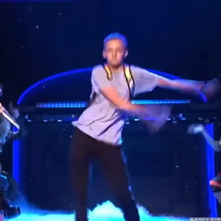 🕺