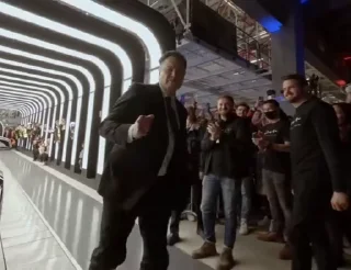 🕺