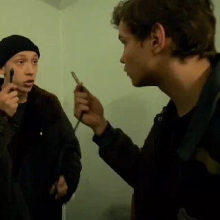 😠