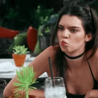 😣