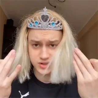 👸