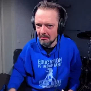 😨