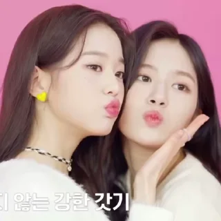 👩‍❤️‍💋‍👩