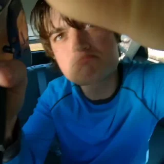 😠