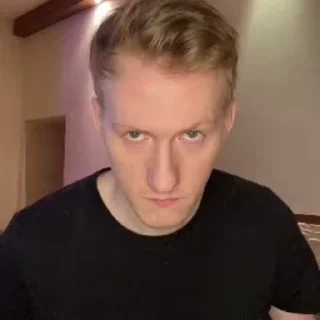😠