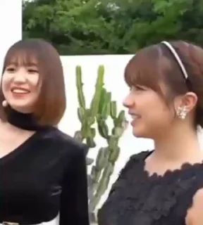 👭