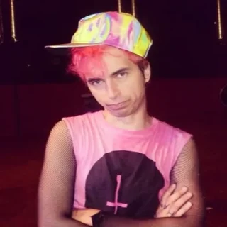 😠