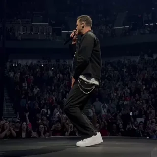 🧎