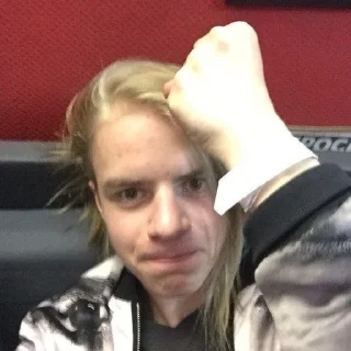 😠