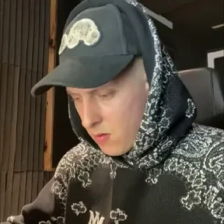 🤨