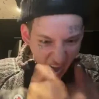 😈