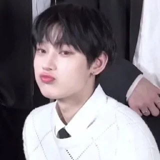 😗