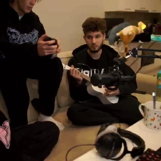 👀