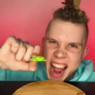👹