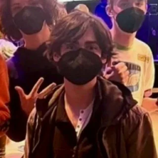 😷